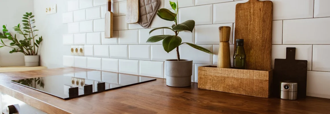 Moderne Küche mit Holzarbeitsplatte